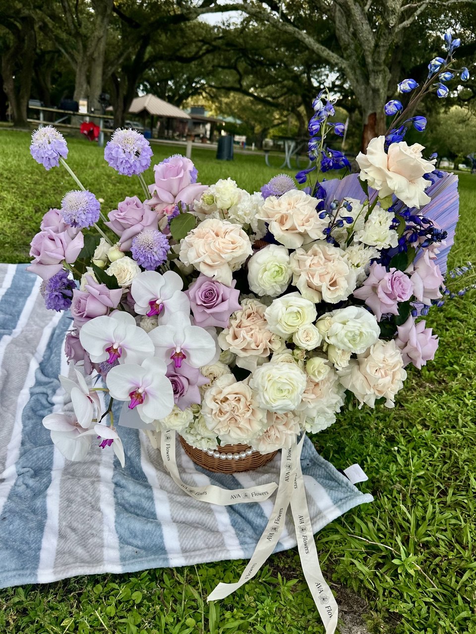 Flower arrangement "Christie Basket"
